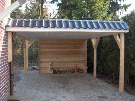 Carport mit Attika und Gerteraum aus Lrchenholz