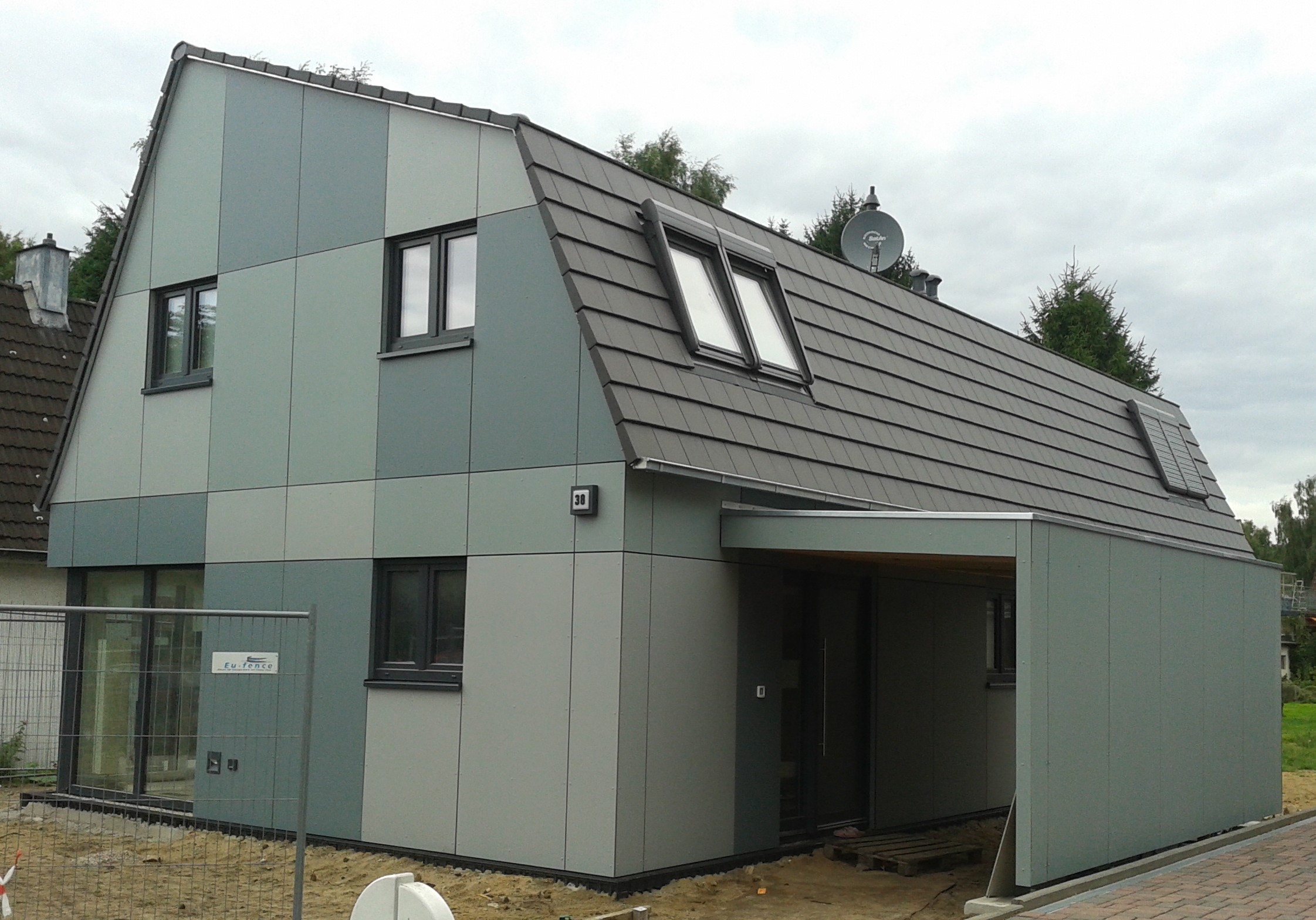 Holzrahmenbau mit Dachdeckung und Eternit-Fassade