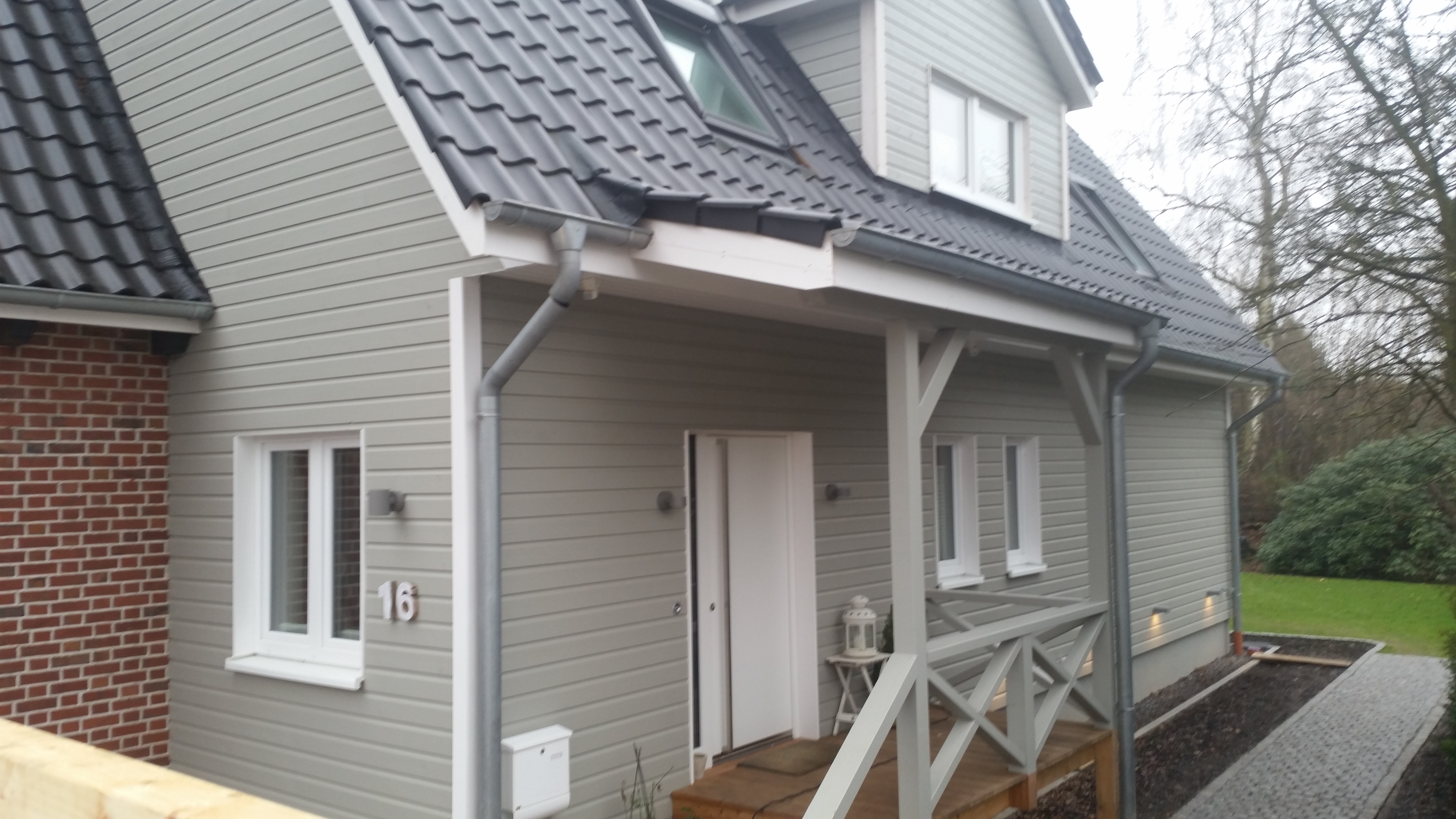 Holzfassade am Anbau mit Fenstereinfassungen